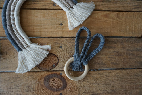 Macramé kousátko - šedý zajíček — foto 2