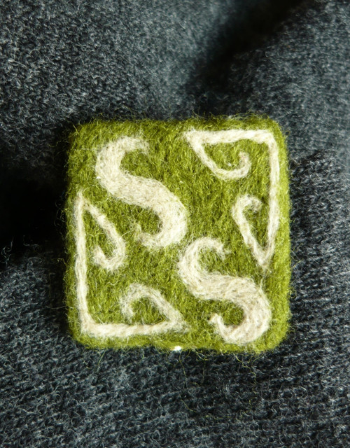 Ornamentální plstěná brož — foto 2