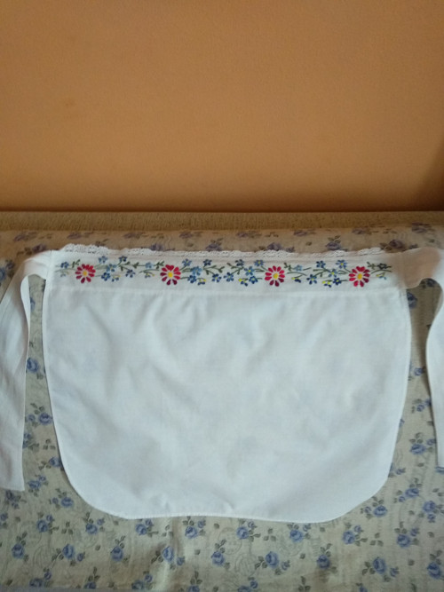 Starožitná vyšívaná zástěrka — foto 3