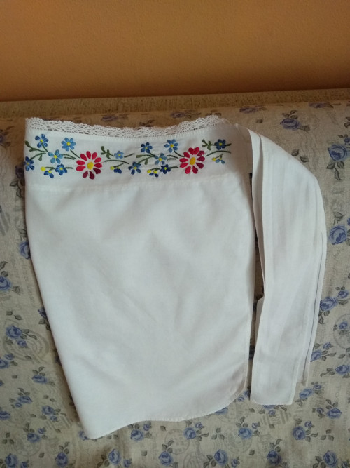 Starožitná vyšívaná zástěrka — foto 2
