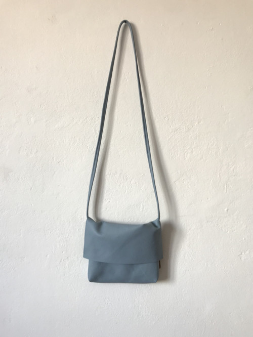 Kožená minimalistická kabelka, bleděmodrá — foto 3