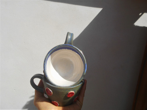 Modrý šálek s rudými placičkami, 200 ml — foto 2