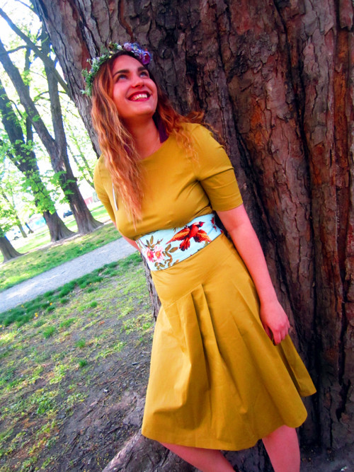 Šaty v okru, padesátkový look — foto 3