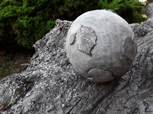 Betonová koule "Lístečky" — foto 2