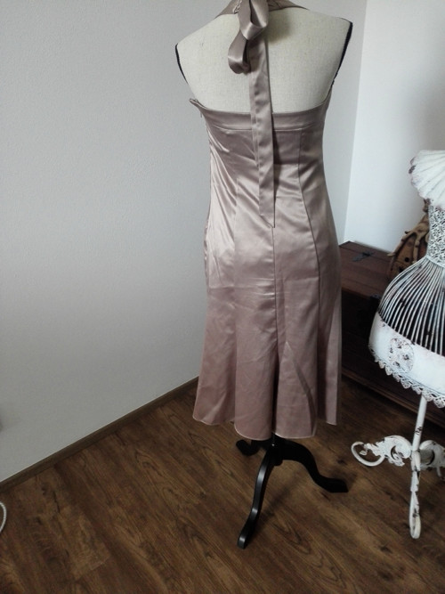 Vyšívané šaty — foto 3