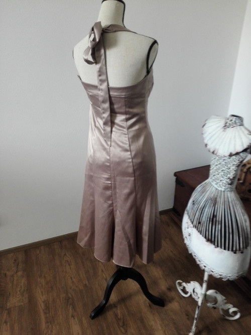 Vyšívané šaty — foto 4