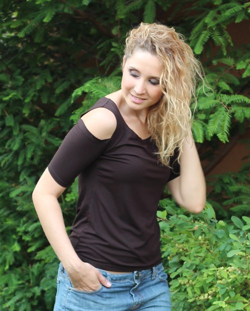 Hnědé tričko s volnými rameny — foto 2