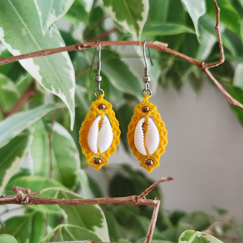Macramé náušnice s kauri mušlí — foto 2