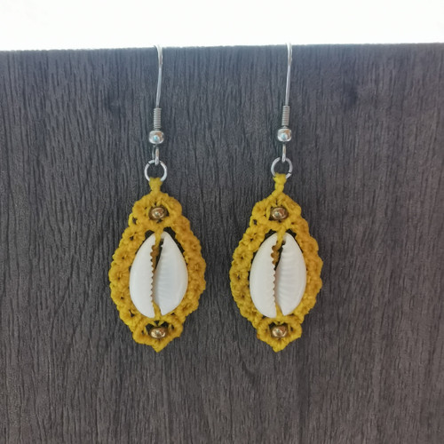 Macramé náušnice s kauri mušlí — foto 4