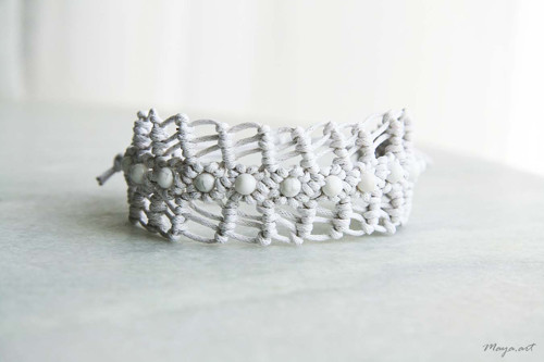 Bílý BOHO MACRAMÉ s howlitem — foto 2
