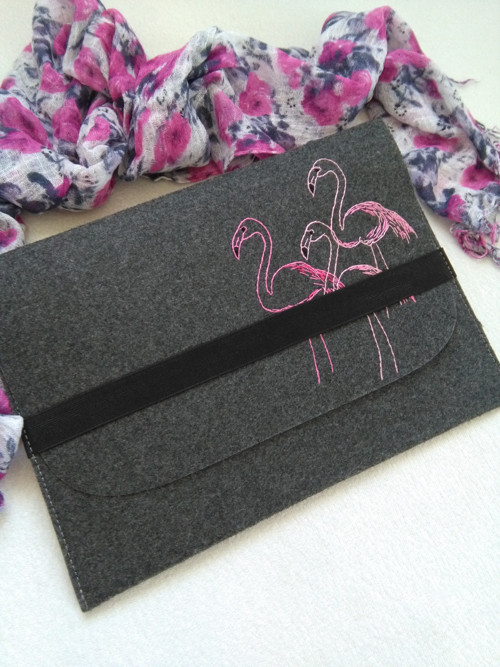Plameňáci (ručně vyšívaný obal na tablet/notebook) — foto 4