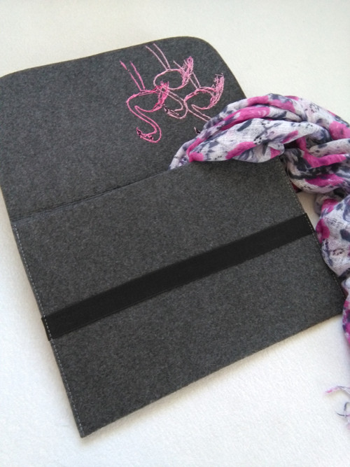 Plameňáci (ručně vyšívaný obal na tablet/notebook) — foto 5