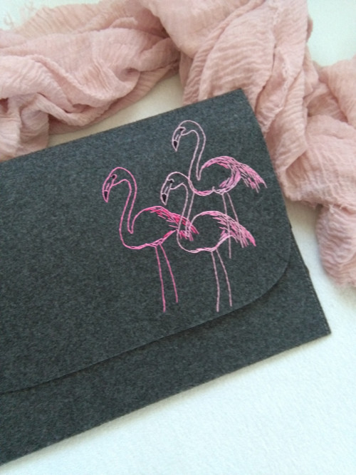 Plameňáci (ručně vyšívaný obal na tablet/notebook) — foto 3