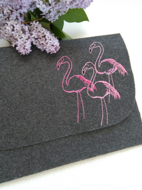 Plameňáci (ručně vyšívaný obal na tablet/notebook) — foto 2