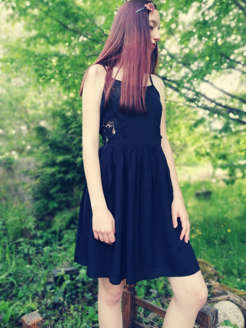 Šaty s krajkovými průhledy — foto 4