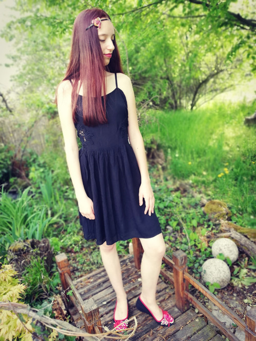 Šaty s krajkovými průhledy — foto 5