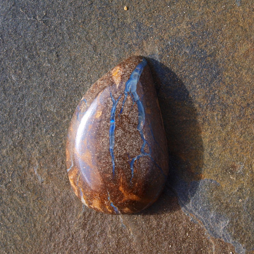 Boulder opál, kabošon č.2212 — foto 6
