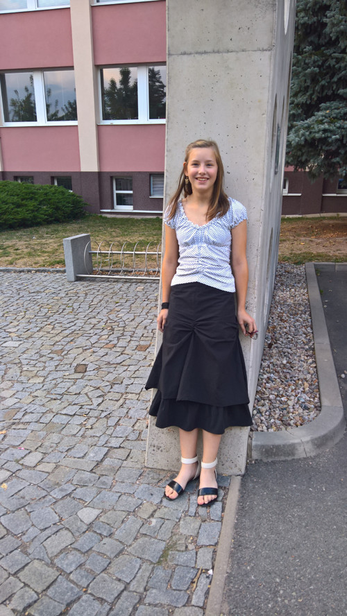 Dlouhá černá nabíraná sukně. — foto 5