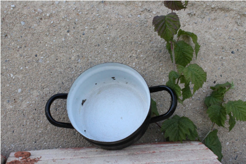 Černý smaltovaný kastrůlek 12 cm — foto 3