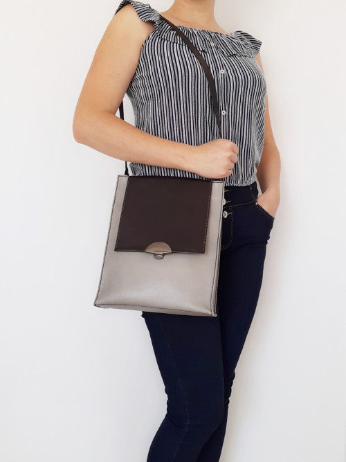 Černá a šedá kožená crossbody kabelka — foto 2