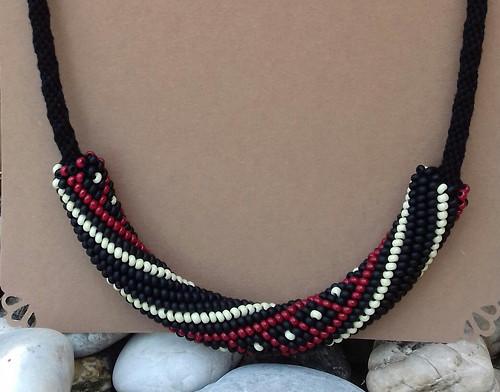 Splétanný náhrdelník s korálky — foto 2