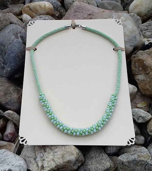 Splétaný náhrdelník s korálky — foto 2