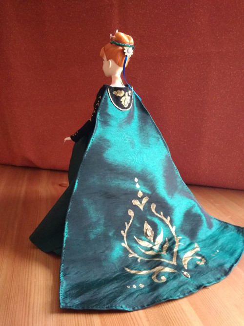 Korunovační šaty — foto 3