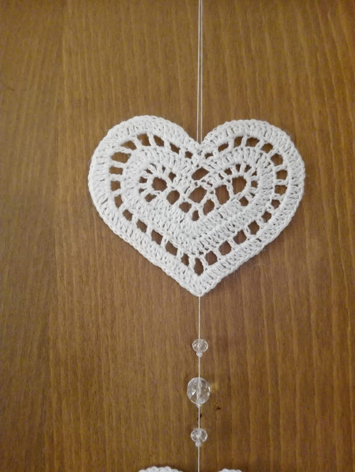 Háčkovaný závěs ze tří srdíček - č. 1 — foto 2
