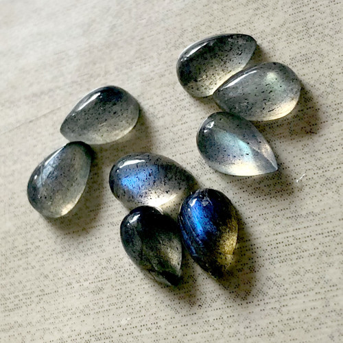 Labradorit kabošon slza 8x5mm — foto 3