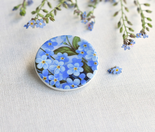 Nezapomeň porcelánová brož — foto 2
