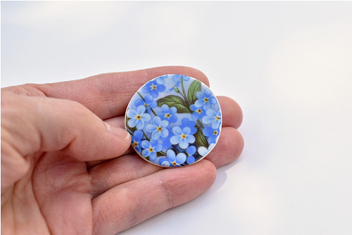 Nezapomeň porcelánová brož — foto 3