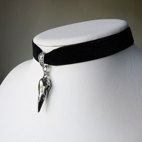 Sametový choker s kovovou ptačí lebkou — foto 3