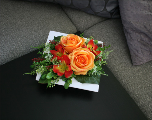 Ikebana s růžemi a alstromeriemi — foto 3