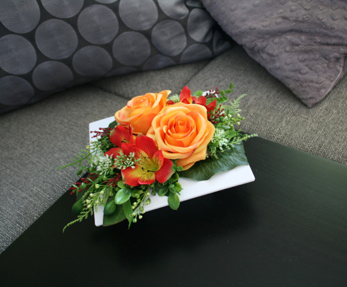Ikebana s růžemi a alstromeriemi — foto 2