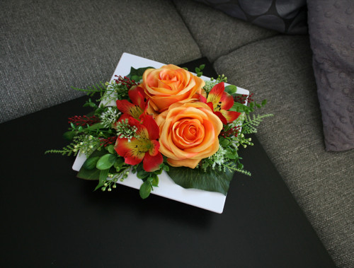 Ikebana s růžemi a alstromeriemi — foto 5