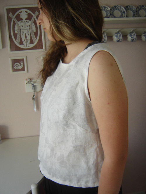 Lněné tílko - top s šedými květy — foto 2