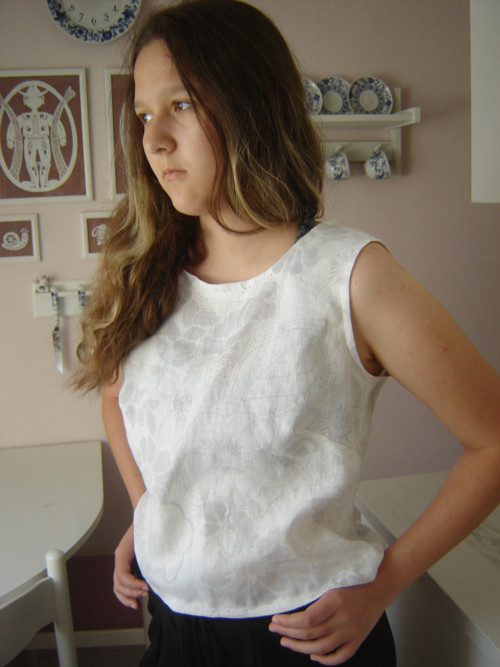 Lněné tílko - top s šedými květy — foto 3