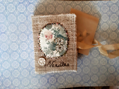 Textilní knížečka se šitím a dvěma kapsičkami. — foto 3