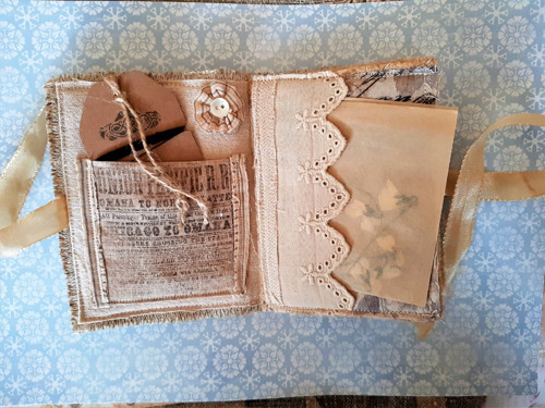 Textilní knížečka se šitím a dvěma kapsičkami. — foto 2