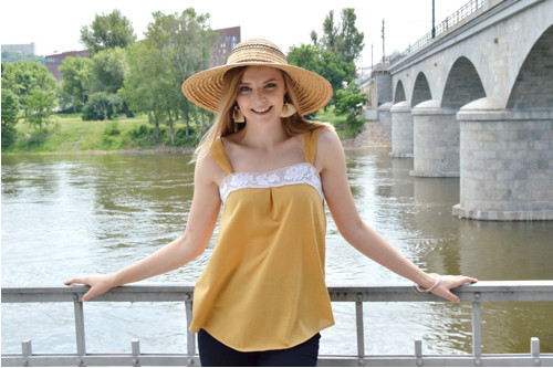 Žluté tílko s bílou krajkou — foto 2