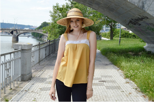 Žluté tílko s bílou krajkou — foto 4