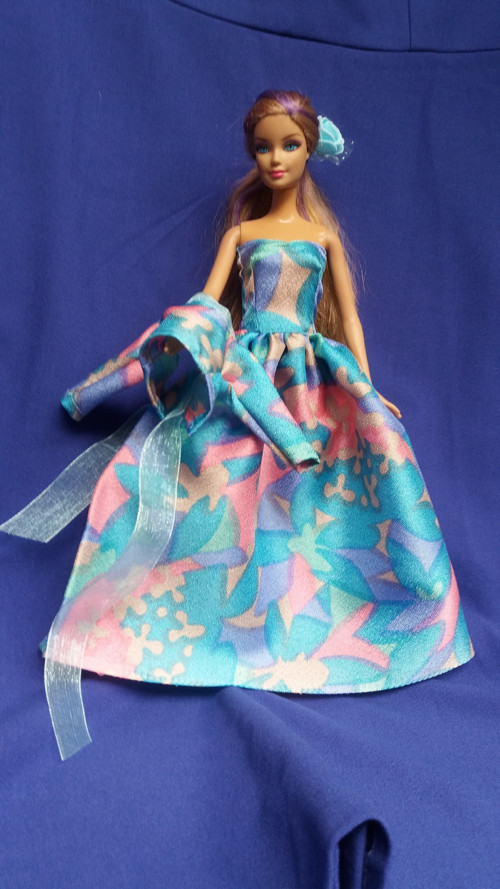 Duhové šatičky pro Barbie — foto 2