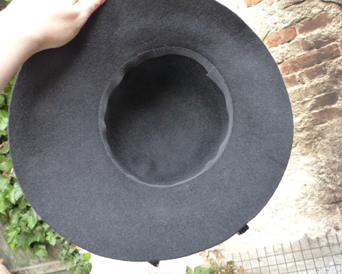 V černé...dámský černý klobouk — foto 5