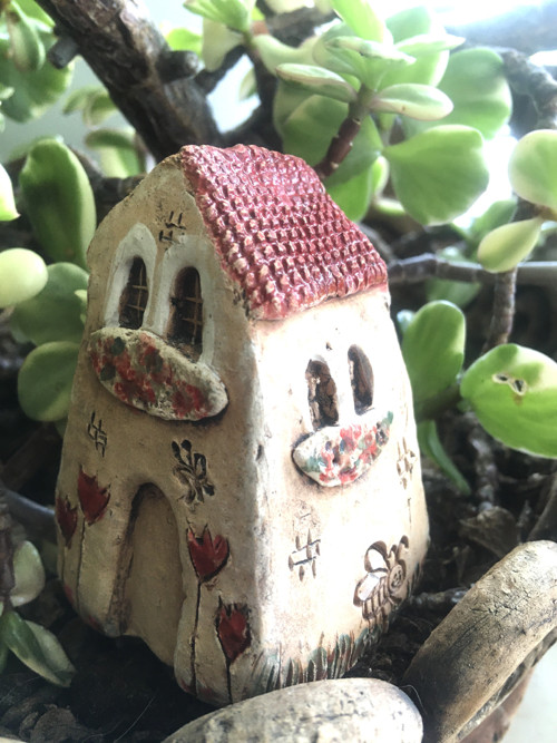 Domek s včelkou a tulipány — foto 2