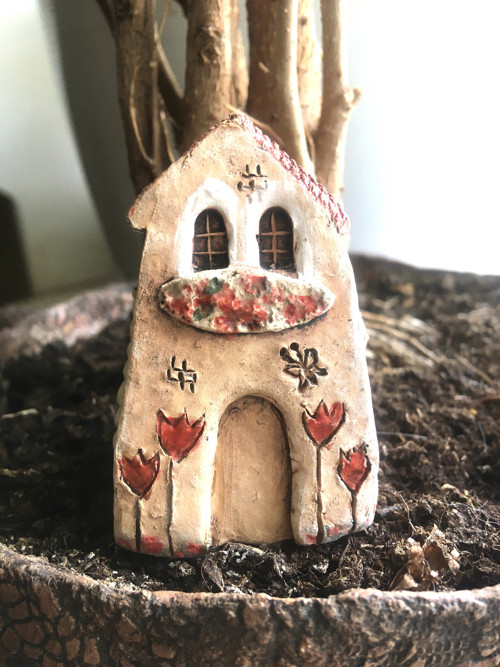 Domek s včelkou a tulipány — foto 3