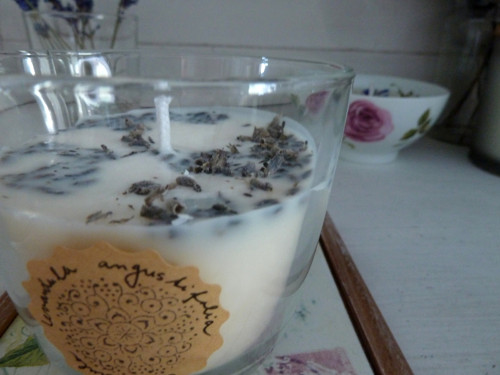 Svíčka z hrníčku. Levandulová. — foto 3
