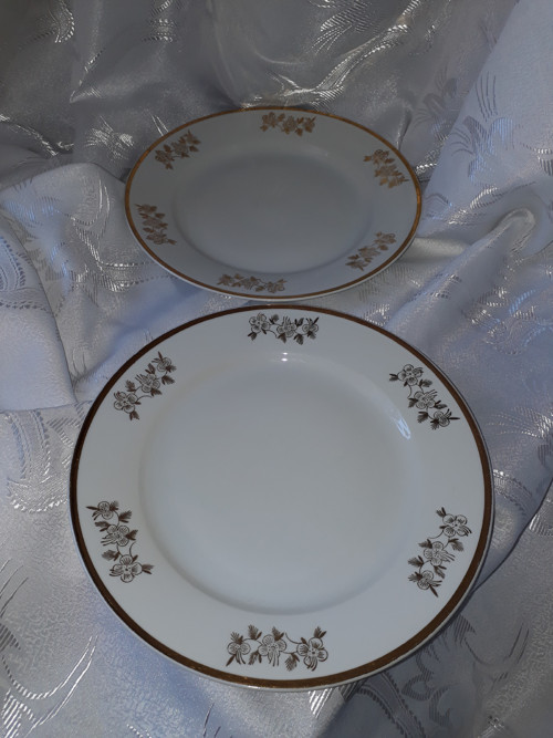 Mělký porcelánový talíř... — foto 4