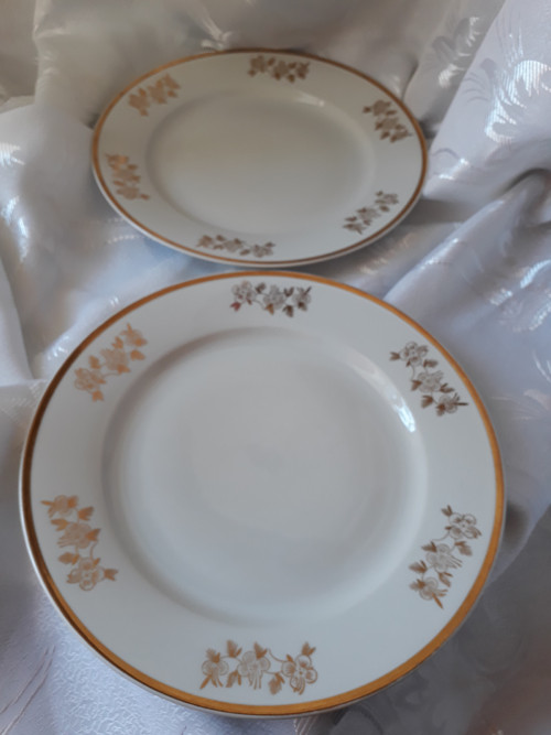 Mělký porcelánový talíř... — foto 3