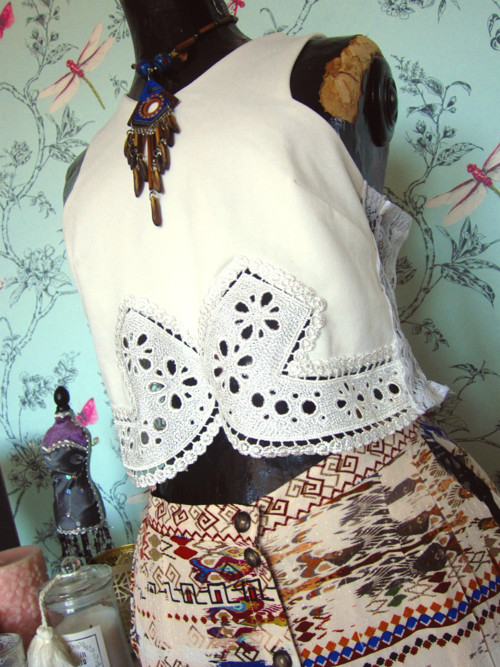 Boho crop top s krajkou — foto 3