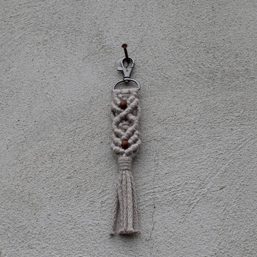 Macramé přívěsek - fr. hnědá s korálky — foto 2